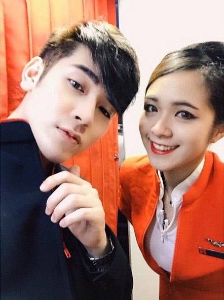 Hình ảnh Winky Loke và một vài trai xinh, gái đẹp khác là đồng nghiệp của cô từng gây bão mạng Malaysia. Cư dân mạng trầm trồ bởi những tiếp viên này đều xinh đẹp chẳng thua kém gì những diễn viên, người mẫu thực thụ.