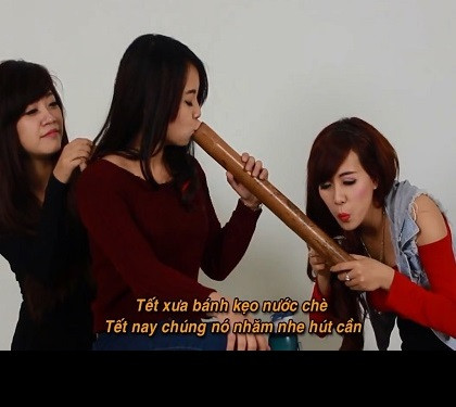 Bài thơ được đọc bằng giọng ngộ nghĩnh, khiến ai nghe cũng phải phì cười.