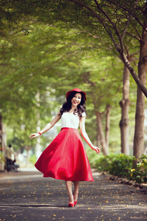 Vẻ đẹp tinh khôi luôn khiến Hoàng Anh rất nổi bật và giúp cô có được giải thưởng thí sinh có gương mặt khả ái trong cuộc thi “Người dẫn chương trình truyền hình 2013”.