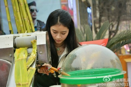 “Tây Thi nước mía” được cho là một học viên của Học viện hý kịch Thượng Hải. Công việc bán nước mía chỉ là việc làm thêm trong thời gian nghỉ Tết cô gái này về thăm nhà ở Tứ Xuyên.