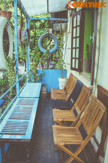 Menu của quán cũng bình dân, không quá đắt đỏ. Chỉ giao động từ 20.000đ đến 40.000đ bạn đã có một thức uống như cafe, trà, smoothie hay cả cocktail. Theo nhận định của một số khách đến quán thì với mức giá như vậy là phù hợp với một quán cafe nằm trên phố cổ nơi được mệnh danh là thứ gì cũng đắt đỏ.