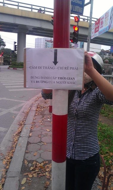 Do quá bức xúc với ý thức giao thông quá kém của nhiều người, một người phụ nữ đã treo tấm biển này tại nút giao thông đoạn ngã tư Lê Văn Lương – Láng (Hà Nội), theo hướng từ đường Láng về ngã tư Sở. Tấm biển được treo lên với mục đích để người dừng chú ý tránh phần đường dành cho người rẽ phải, tránh làm mất thời gian của người khác.