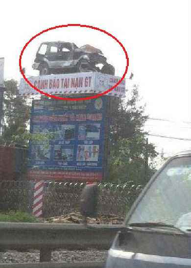 Đây là ảnh chụp một biển cảnh báo tai nạn giao thông ấn tượng, được thiết kế bằng một chiếc xe ô tô bẹp dúm đặt trên bệ cao", nằm cạnh QL1A, đoạn qua xã Nghi Liên, TP.Vinh, Nghệ An). Được biết người dựng lên tấm biển này là một chủ doanh nghiệp sản xuất tôn và sắt thép ở địa phương. Tấm biển dù có ý tưởng và sức tác động tốt nhưng lại bị dư luận phản đối vì có lồng ghép nhiều yếu tố quảng cáo, giới thiệu thương hiệu.
