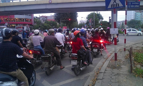 Hình ảnh này nhận nhiều ý kiến tranh luận trái chiều. Nhiều người hoan nghênh vì đã nói hộ lòng mình, cảnh báo mọi người tuân thủ luật giao thông. Tuy nhiên, cũng có không ít người lên tiếng phản đối, cho rằng đây là hành động trái luật vì chỉ có cơ quan chức năng mới được phép treo biển báo giao thông..