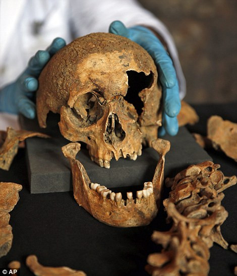 Các bộ hài cốt được bao bọc trong tấm vải liệm rồi bao bọc bằng một lớp đất sét và xếp gọn gàng có trật tự.