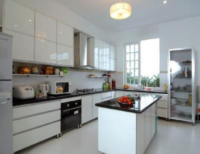 3. Không nên để ánh sáng từ cửa, cửa sổ ban công chiếu thẳng vào bếp, hoặc bếp đối diện thẳng với cửa chính. Hoặc cửa chính đối diện thẳng với cửa ban công thì sẽ phạm lỗi phong thủy gọi là Xuyên tâm sát, và như vậy sẽ khó tích tụ được tiền bạc, thậm chí là ảnh hưởng nặng đến đường tài lộc. Cách hóa giải: Đặt một Huyền Quan chắn giữa cửa lớn và cửa ban công, tại cửa lớn đặt một bể cá, hoặc bình phong (nếu Mệnh kỵ Thủy). Ngoài ra, bạn cũng có thể treo rèm ở cửa ra vào ban công, hoặc cải tạo thành cửa sổ, hoặc đặt một số loại cây cảnh, cây leo giàn ở ban công để giảm bớt luồng khí xung xạ.