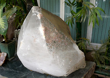 10. Bên ngoài, phía trước nhà không nên xây, đặt vật nhô lên như đầu người. Đó là điều đại kỵ, ví như cục u máu đặt trước nhà. Đây là hình tượng bất hảo và tuyệt đối không được làm. Bạn cũng nên tham khảo ý kiến các chuyên gia phong thủy để có tư vấn tốt cho ngôi nhà của mình. (Ảnh trong bài chỉ mang tính minh họa. Nguồn ảnh: Internet).