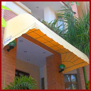 7. Mái che mưa trước hiên nhà nên làm hình vòm cung, tránh mũi nhọn, nếu không sẽ bất lợi cho chủ nhà, đặc biệt là ảnh hưởng đến đường sức khỏe. Cách hóa giải tốt nhất là không nên dùng mái che mưa, hoặc nếu buộc phải làm thì làm hình vòm, tuyệt đối không làm hình nhọn.