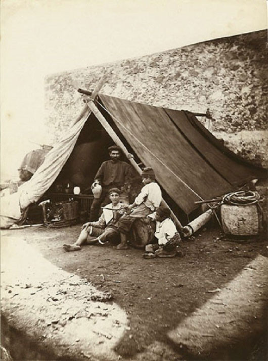 Những người may mắn sống sót được giới chức trách chuyển tới các thành phố khác định cư.