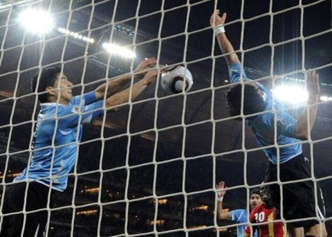 Tại World 2010, Suarez đã cố tình dùng tay cản phá pha ghi bàn mười mươi của đối thủ trong trận Uruguay gặp Ghana.