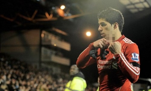 Một vết nhơ khác trong sự nghiệp của Suarez là lần anh giơ ngón tay thối về phía cổ động viên Fulham trong lần đối đầu năm 2011.