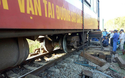 Tàu hỏa trật bánh, hàng loạt chuyến tàu Tết ảnh hưởng - Hình 2 Tau hoa trat banh, hang loat chuyen tau Tet anh huong-Hinh-2