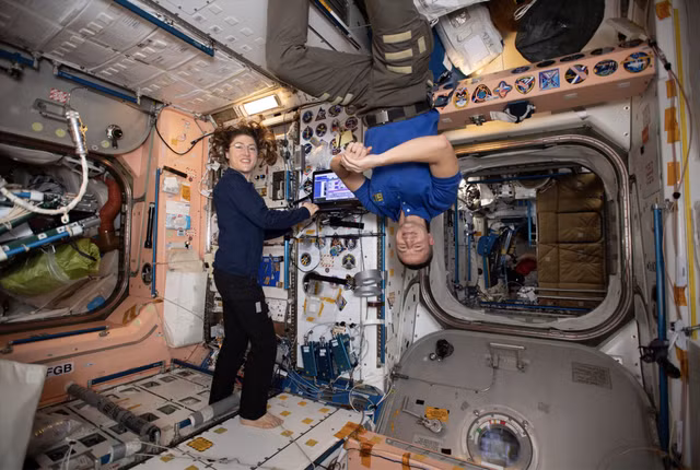 Cach phi hanh gia xu ly quan ao ban the nao?-Hinh-6