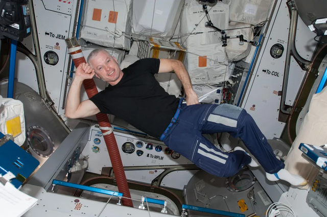 Cách phi hành gia xử lý quần áo bẩn thế nào? - Hình 2 Cach phi hanh gia xu ly quan ao ban the nao?-Hinh-2