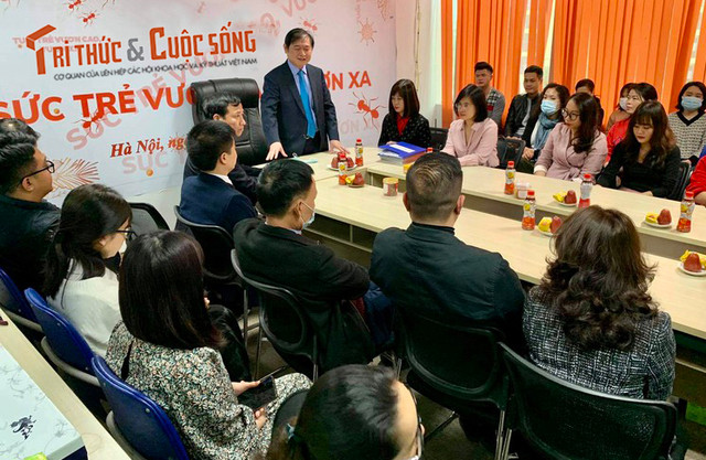Chủ tịch Phan Xuân Dũng: “Chúc cán bộ nhân viên Báo Tri thức và Cuộc sống Sức khoẻ - Lao động miệt mài - Tạo nên thương hiệu” Chu tich Phan Xuan Dung: “Chuc can bo nhan vien Bao Tri thuc va Cuoc song Suc khoe - Lao dong miet mai - Tao nen thuong hieu”
