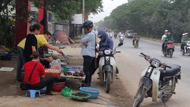 Ngán ngẩm cảnh hàng rong mọc như nấm trên đại lộ Thăng Long - Hình 6 Ngan ngam canh hang rong moc nhu nam tren dai lo Thang Long-Hinh-6