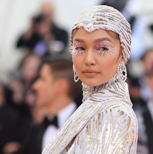 Met Gala: Nơi tôn vinh những phong cách trang điểm quái dị - Hình 2 Met Gala: Noi ton vinh nhung phong cach trang diem quai di-Hinh-2