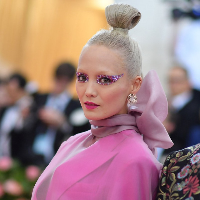 Met Gala: Nơi tôn vinh những phong cách trang điểm quái dị - Hình 8 Met Gala: Noi ton vinh nhung phong cach trang diem quai di-Hinh-8