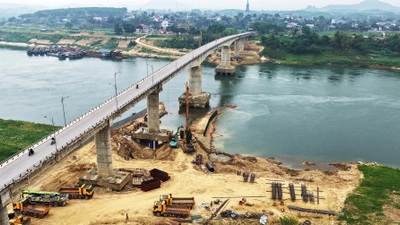 Phú Thọ khẩn trương sửa chữa trụ cầu Sông Lô