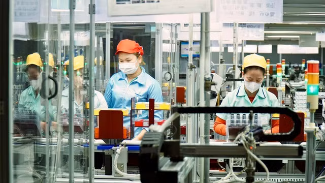 Công nhân - lực lượng lao động trực tiếp sản xuất tạo ra của cải xã hội