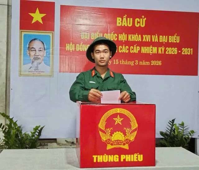 Chiến sĩ Đại đội Hỗn hợp 7 tham gia bỏ phiếu tại địa bàn xã đảo Tiên Hải