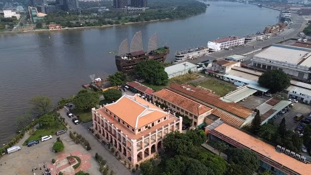 “Từ thành phố này, Người đã ra đi...” Ảnh: HOÀNG TRIỀU