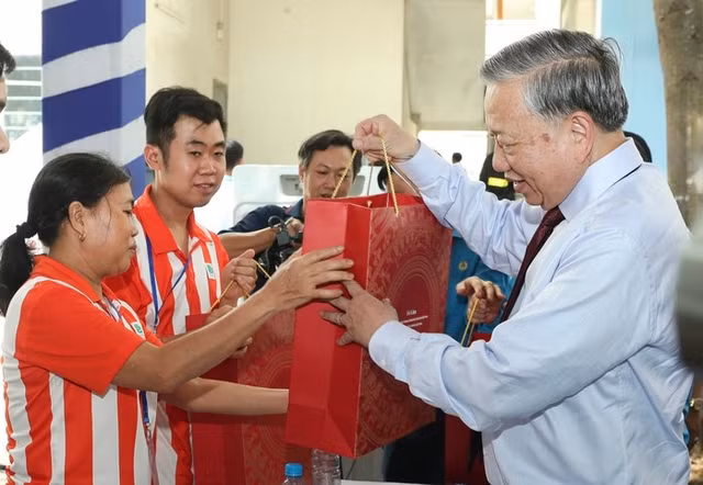 Tổng Bí thư, Chủ tịch nước Tô Lâm tặng quà cho đoàn viên Công đoàn, người lao động TPHCM tại Khu nhà ở xã hội công nhân Becamex Định Hòa (phường Chánh Hiệp, TPHCM).