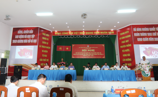 Quang cảnh hội nghị tiếp xúc cử tri tại xã Bình Khánh