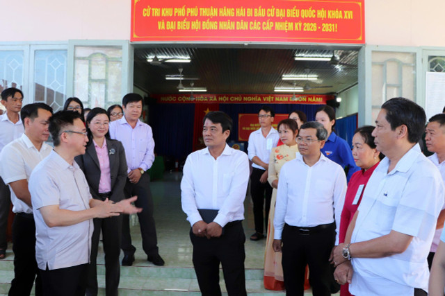 Phó Bí thư Thành ủy TPHCM cùng đoàn công tác và lãnh đạo địa phương trao đổi về công tác chuẩn bị cho ngày hội lớn của dân tộc tại phường Chánh Hiệp và phường Phú An