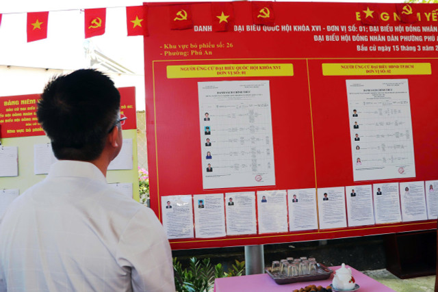 Phó Bí thư Thành ủy TPHCM Đặng Minh Thông kiểm tra danh sách các ứng cử viên