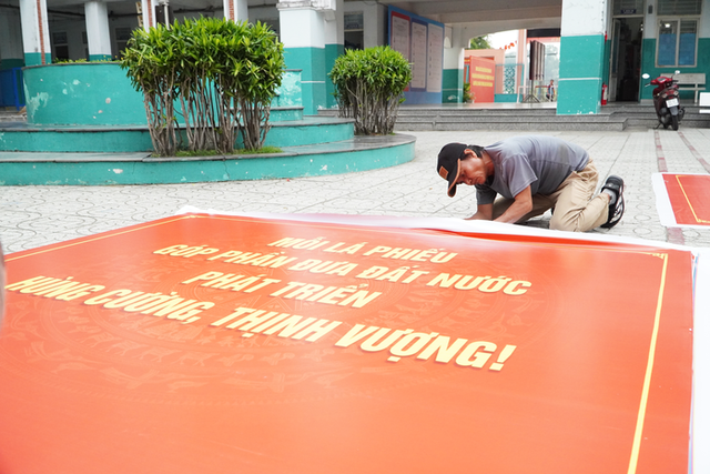 Đơn vị thi công khẩn trương trang trí điểm bầu cử