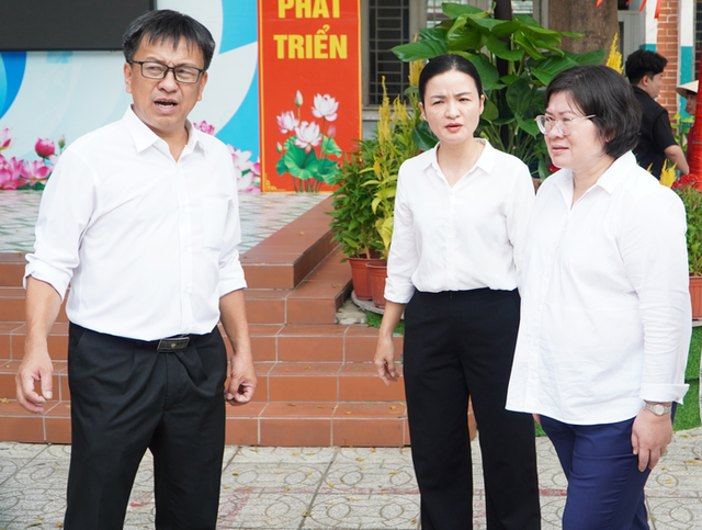 Phó Bí thư Thành ủy TPHCM Văn Thị Bạch Tuyết kiểm tra công tác chuẩn bị bầu cử tại khu vực bỏ phiếu số 14, xã Hóc Môn