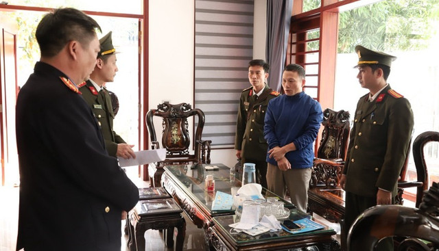 Cơ quan An ninh điều tra Công an tỉnh Hà Tĩnh đọc lệnh khám xét nơi ở của bị can Võ Văn Hoài.