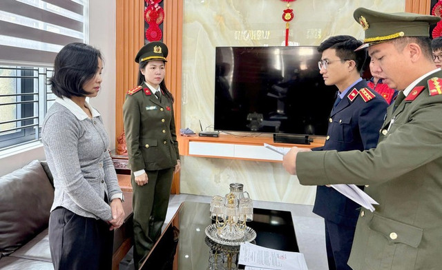 Cơ quan An ninh điều tra Công an tỉnh Hà Tĩnh tống đạt các quyết định đối với nữ giám đốc Phan Thị Thu Hường. Ảnh: CA.