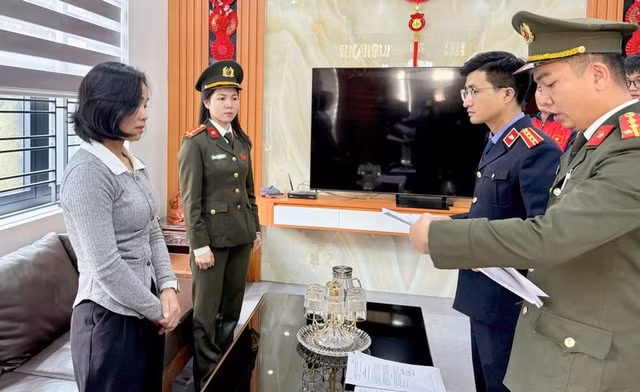 Cơ quan An ninh điều tra Công an tỉnh Hà Tĩnh tống đạt các quyết định đối với nữ giám đốc Phan Thị Thu Hường. Ảnh: CA.
