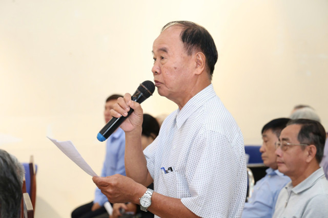 Cử tri Nguyễn Khắc Mộc, phường Tân Sơn Hòa, nêu ý kiến về sân bay Tân Sơn Nhất