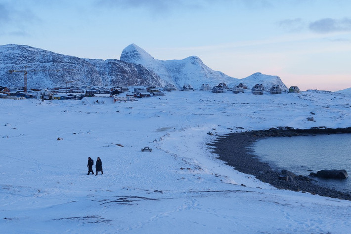 Người dân đi bộ trên bãi biển ở Nuuk, Greenland, ngày 15/1. Nuuk là thủ phủ và là thành phố lớn nhất của Greenland - một vùng lãnh thổ tự trị của Đan Mạch.