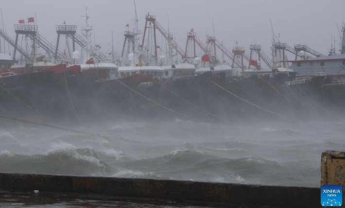 Bức ảnh chụp tại một cảng biển ở thành phố Mậu Danh ngày 5/10. Tỉnh Quảng Đông trước đó đã nâng mức ứng phó khẩn cấp với bão lên mức cao nhất khi bão Matmo mạnh lên. Ảnh: THX.