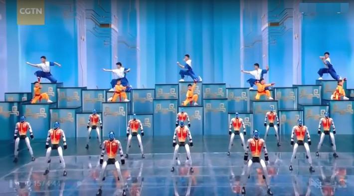 Theo AP, tại Trung Quốc, tâm điểm trong gala mừng năm mới "Xuân Vãn" của Trung Quốc tối 16/2 là màn trình diễn của robot hình người. Có thể thấy, các robot hình người xuất hiện trong tiết mục múa cùng các võ sư nhí. Màn trình diễn này cho thấy nỗ lực của Trung Quốc trong việc phát triển các robot tiên tiến hơn, được trang bị khả năng trí tuệ nhân tạo cải tiến. Ảnh chụp màn hình CCTV.