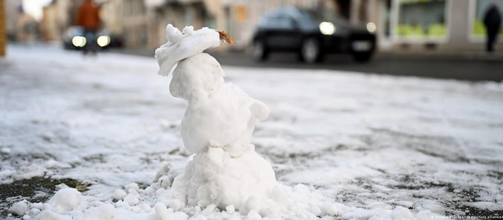 Một người tuyết trên vỉa hè ở Leipzig, một thành phố miền đông nước Đức. Ảnh: DPA.