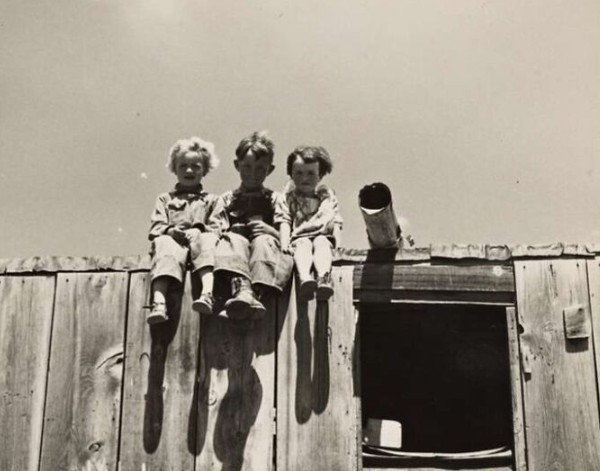 Các em nhỏ ở Converse, Wyoming, trong bức ảnh được chụp năm 1936.