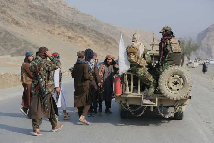 Trong khi đó, Mosharraf Ali Zaidi, người phát ngôn của Thủ tướng Pakistan Shehbaz Sharif, đã phủ nhận việc bất kỳ binh sĩ Pakistan nào bị bắt giữ. Theo Bộ trưởng Thông tin Pakistan, Attaullah Tarar, 2 binh sĩ Pakistan thiệt mạng và 3 người khác bị thương. Ảnh: Lực lượng Taliban. Ảnh: AP.