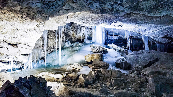 Theo trang gw2ru, hang băng Kungur ở Perm Krai là một trong những hang động băng nổi tiếng nhất nước Nga. Bên trong hang có khoảng 70 hồ nước với độ sâu khác nhau và hàng chục hang động. Ảnh: gw2ru.