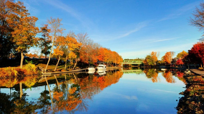 Kênh đào Erie, hoàn thành năm 1825, là một dự án đột phá đã thay đổi hoàn toàn cách thức vận chuyển hàng hóa và con người qua tiểu bang New York. Thành công của kênh đào này đã đưa New York trở thành trung tâm thương mại và công nghiệp. Ảnh: learnbright.