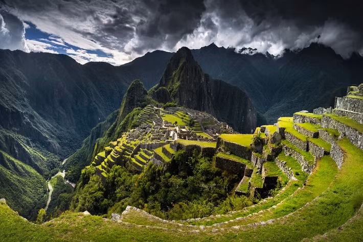 Thánh địa Machu Picchu nổi tiếng tọa lạc bên sườn Cordillera Đông của dãy Andes.