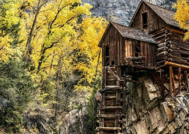 Cảnh sắc mùa thu xung quanh nhà máy pha lê cũ ở Colorado.