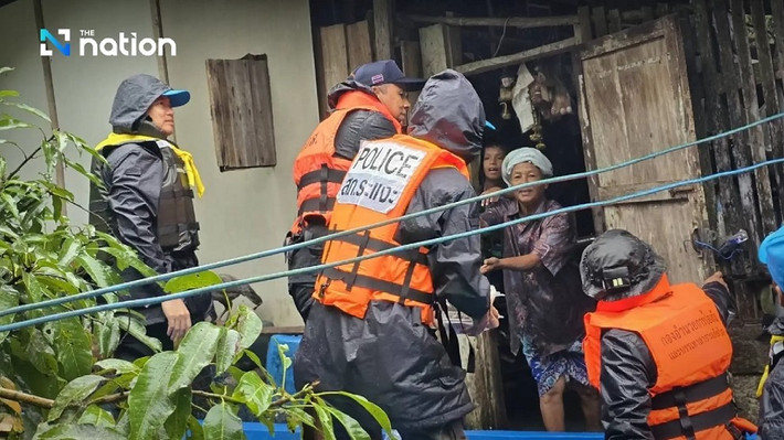 Văn phòng Phòng chống và Giảm nhẹ Thiên tai tỉnh Narathiwat báo cáo rằng lượng mưa liên tục kể từ ngày 21/11/2025 đã gây ra lũ lụt trên khắp 9 huyện. Chính quyền đã triển khai cảnh sát và lực lượng cứu hộ để giải cứu người dân bị mắc kẹt trong những khu vực ngập lụt. Ảnh: The Nation.