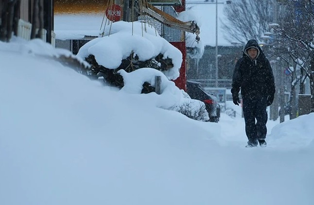 Tuyết phủ trắng xóa một khu vực ở thành phố Sagae, tỉnh Yamagata, ngày 25/1/2026. Ảnh: Asahi Shimbun.