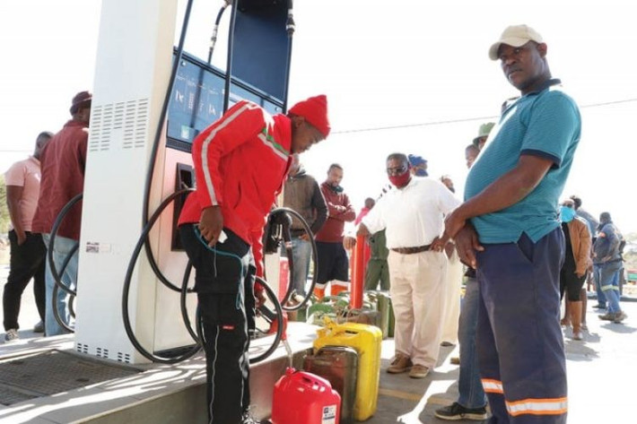 Việc bán nhiên liệu ở thủ đô Bamako và các khu vực lân cận đang bị hạn chế, giới hạn mỗi xe chỉ được mua khoảng 17,75 USD nhiên liệu mỗi ngày. Ảnh: Namibia Daily News.