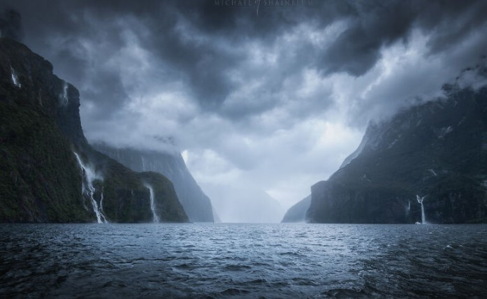 Milford Sound là một vịnh hẹp nổi tiếng ở phía Tây Nam của Đảo Nam, New Zealand. Nơi đây nổi tiếng với cảnh quan thiên nhiên hùng vĩ, bao gồm các vách đá cao chót vót, thác nước trắng xóa,...